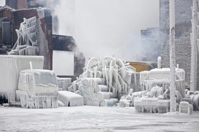 تصاویر و عکسهایی دیدنی از شهر یخ زده