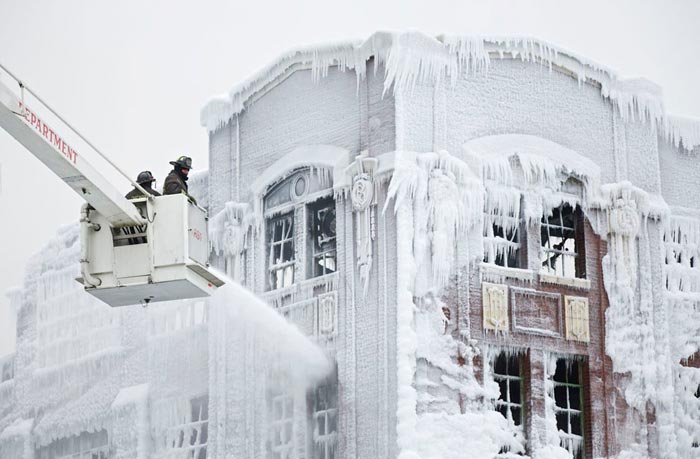 تصاویر و عکسهایی دیدنی از شهر یخ زده