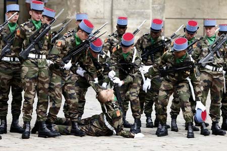 غش کردن یک سرباز گارد احترام ارتش فرانسه