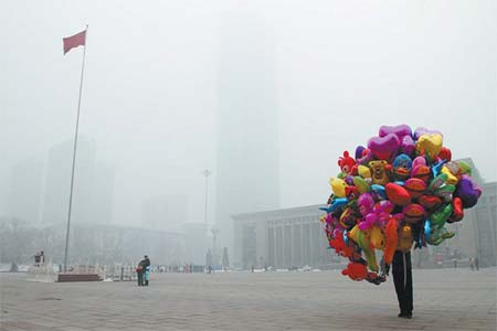  فروشنده بالون دوره گرد در هوای آلوده شهر پکن، چین