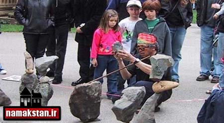 تصاویر و عکس مردی که سنگ ها رو براحتی روی هم می چیند