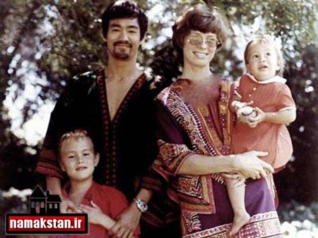 بروس لی در کنار همسر و دو فرزندش + عکس