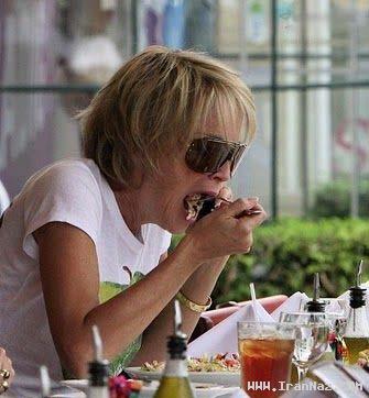 تصاویر و عکس هایی خنده دار از افراد مشهور، در حال خوردن خوراکی