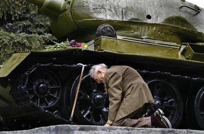 10. An old WW2 Russian tank veteran finally found the old tank in which he passed through the entire war – standing in a small Russian town as a monument